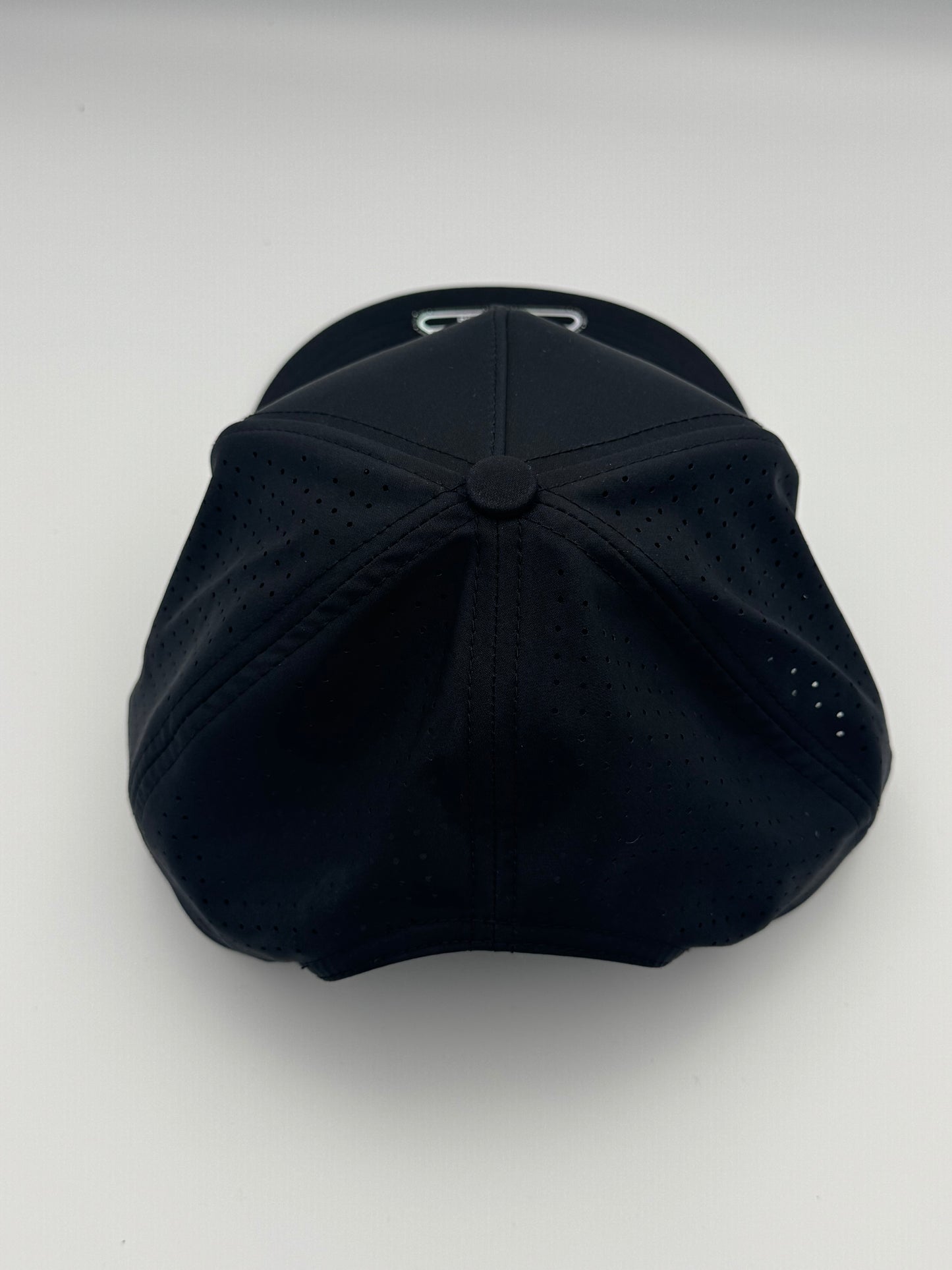 Fades & Fairways Signature Performance snapback (Black & white)