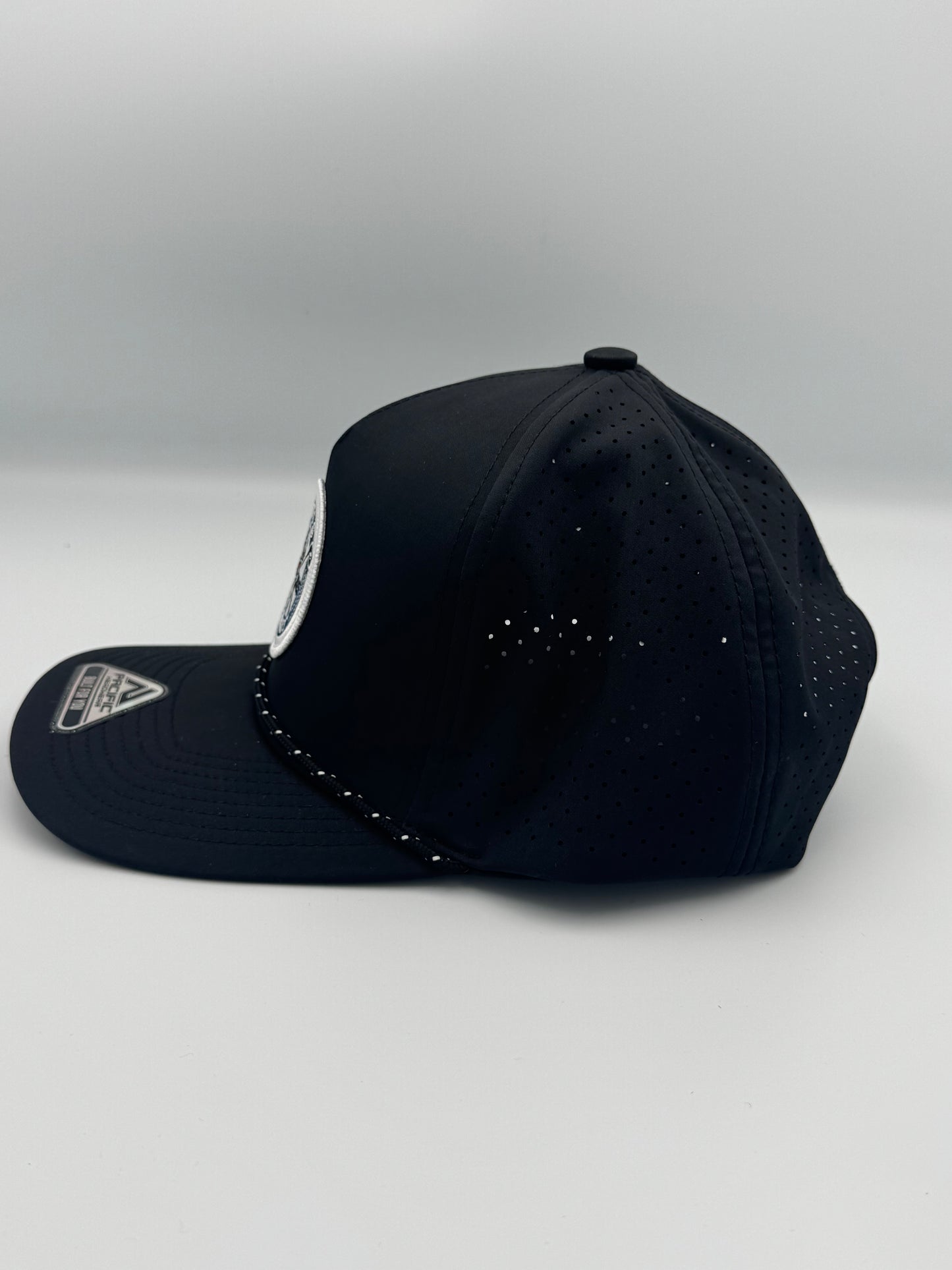 Fades & Fairways Signature Performance snapback (Black & white)
